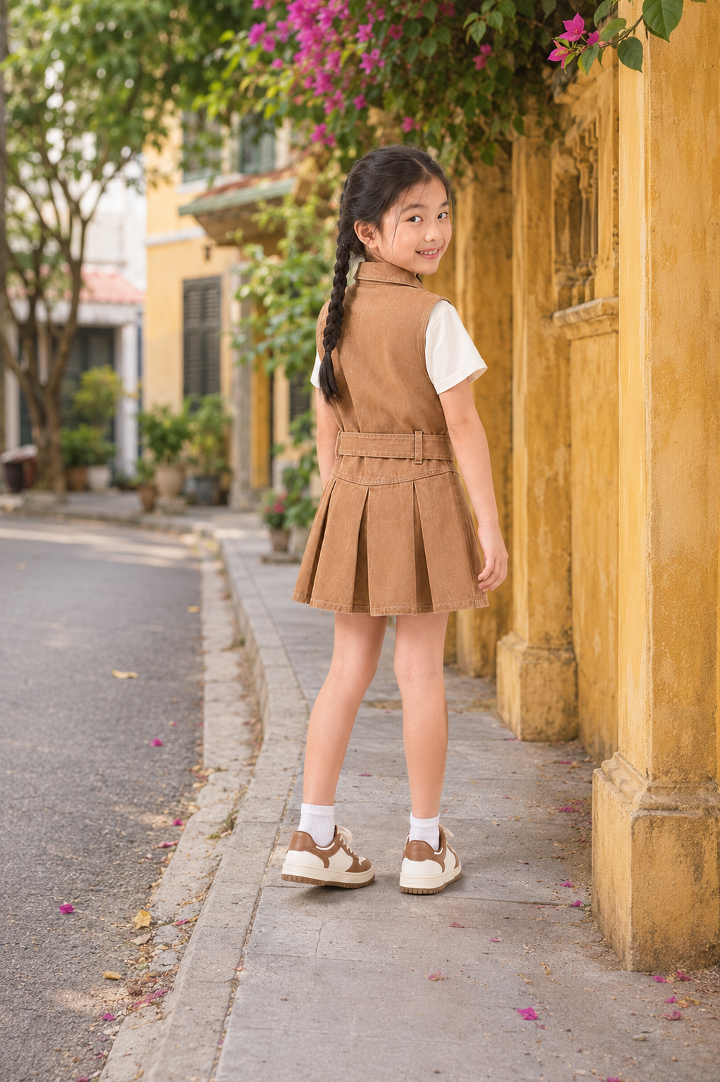 Tiêu đề sản phẩm (chuẩn SEO & hấp dẫn): Váy Kaki Sát Nách Cho Bé Gái Dáng Vest Xếp Ly Phối Đai Lưng Màu Nâu Tay/Nâu Đất Vintage - Ảnh 4