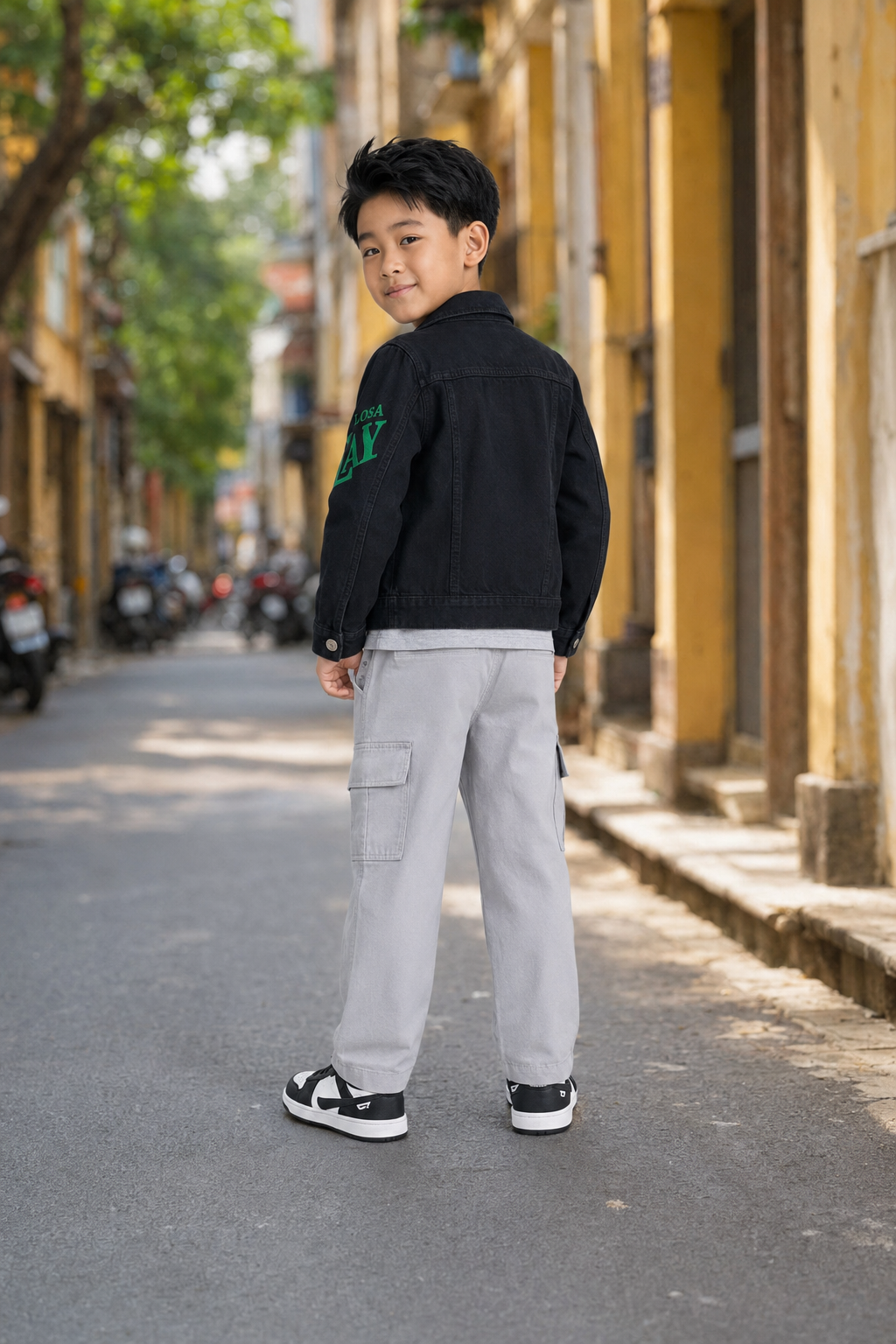 Áo Khoác Jean Bé Trai & Bé Gái Màu Đen Cực Cool In Chữ Tay Áo Phong Cách Hàn Quốc - Ảnh 3